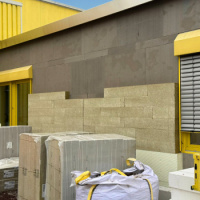 Fassade des KS-Büromöbel-Gebäudes in Wiesenstraße 4 mit Dämmung