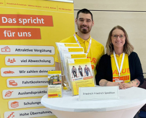 Diana Dequis und Justin Vetter auf der Job- und Ausbildungsmesse in Kranichstein