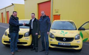 Ralf Stößel, Sascha Stößel (Autohaus Kunzmann) und Oliver Gerheim (von links) bei der Schlüsselübergabe